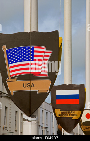 Schilder mit Flaggen der Vereinigten Staaten von Amerika und der Russischen Föderation über Fahnenmasten im Zentrum von Stratford-upon-Avon Stockfoto