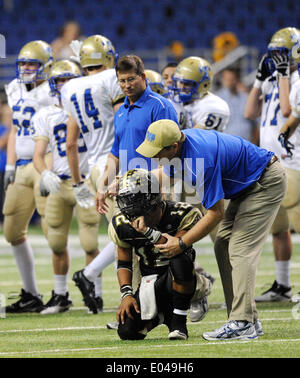 San Antonio, Texas, USA. 25. November 2011. Kerrville Tivy athletischer Direktor MARK SMITH Komfort Port Lavaca Calhoun quarterback JOSEPH BARGAS, nachdem Tivy Calhoun, 50-43 in Klasse 4A Region IV Abteilung II Playoff-Aktion an der Alamodome besiegt. © Billy Calzada/San Antonio Express-News/ZUMAPRESS.com/Alamy Live-Nachrichten Stockfoto