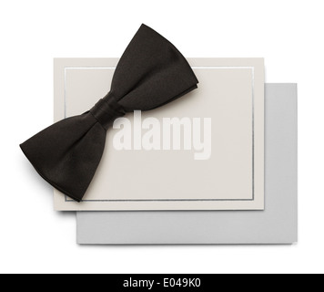 Schwarze Fliege mit Karte und Umschlag isoliert auf weißem Hintergrund. Stockfoto
