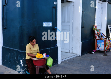 Peeling Aguaje Obst - Prospero-Straße in IQUITOS. Abteilung von Loreto. Peru Stockfoto