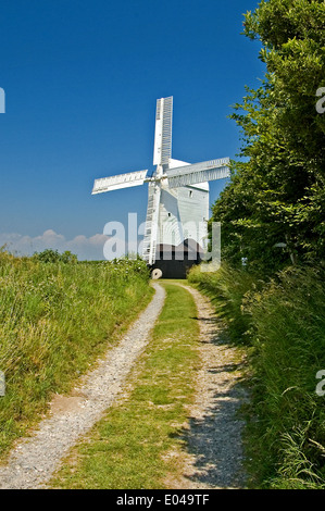 Clayton Windmill im Sommer auf der South Downs in West Sussex Stockfoto