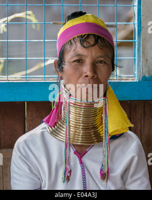 Langer Hals Paudaung Frau (ethnischen Karen aka Kayan Menschen), Inle-See, Myanmar Stockfoto