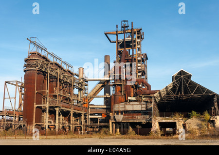 Das stillgeschrauene Stahlwerk Phoenix West und das Hochofenschmiedewerk, das früher Teil von ThyssenKrupp Steel in Dortmund war Stockfoto