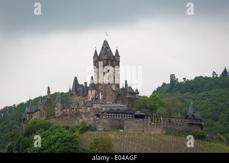 Kaiserliche Burg Cochem an einem bewölkten Tag. Die Burg Cochem ist das größte Schloss entlang der Mosel. Stockfoto