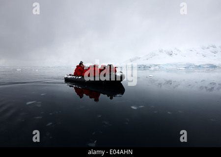 Passagiere an Bord ein Zodiac in Fournier Bucht auf Exkursion in der Antarktis Stockfoto