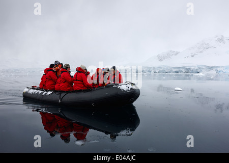 Passagiere an Bord ein Zodiac in Fournier Bucht auf Exkursion in der Antarktis Stockfoto