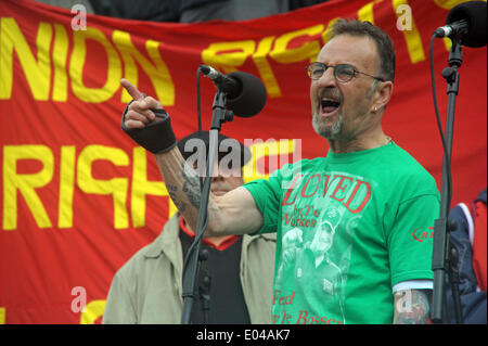 London, UK, 1. Mai 2014, Peter Pinkney, RMT Präsident, spricht bei der Mayday Parade London, die hatten eine größere Wahlbeteiligung als üblich zu feiern die Leben von RMT Gewerkschafter Bob Crow und Politiker Tony Benn, die vor kurzem gestorben. Stockfoto