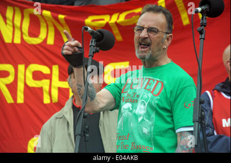 London, UK, 1. Mai 2014, Peter Pinkney, RMT Präsident, spricht bei der Mayday Parade London, die hatten eine größere Wahlbeteiligung als üblich zu feiern die Leben von RMT Gewerkschafter Bob Crow und Politiker Tony Benn, die vor kurzem gestorben. Stockfoto