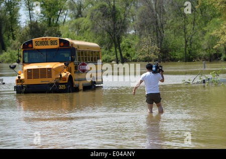 Laurel, Maryland. 2. Mai 2014. Kameramann nähert sich einen überfluteten Schulbus in Laurel, Maryland, USA, 1. Mai 2014. Hochwasser und Überschwemmungen folgenden sintflutartige Regenfällen gestern hat getroffen, Washington, DC und einigen osteuropäischen Staaten der Vereinigten Staaten. Kein Unfall ist berichtet worden. Bildnachweis: Xinhua/Alamy Live-Nachrichten Stockfoto