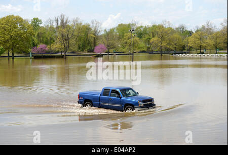 Laurel, Maryland. 2. Mai 2014. Ein Pickup-Truck läuft auf einer überfluteten Straße in Laurel, Maryland, USA, 1. Mai 2014. Hochwasser und Überschwemmungen folgenden sintflutartige Regenfällen gestern hat getroffen, Washington, DC und einigen osteuropäischen Staaten der Vereinigten Staaten. Kein Unfall ist berichtet worden. Bildnachweis: Xinhua/Alamy Live-Nachrichten Stockfoto