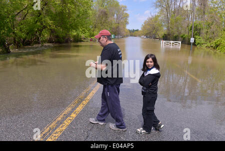 Laurel, Maryland. 2. Mai 2014. Bewohner betrachten einer überfluteten Straße in Laurel, Maryland, USA, 1. Mai 2014. Hochwasser und Überschwemmungen folgenden sintflutartige Regenfällen gestern hat getroffen, Washington, DC und einigen osteuropäischen Staaten der Vereinigten Staaten. Kein Unfall ist berichtet worden. Bildnachweis: Xinhua/Alamy Live-Nachrichten Stockfoto