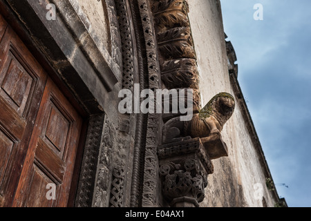 Architektonische Details einer antiken Kirche befindet sich in Grottaglie, Italien Stockfoto