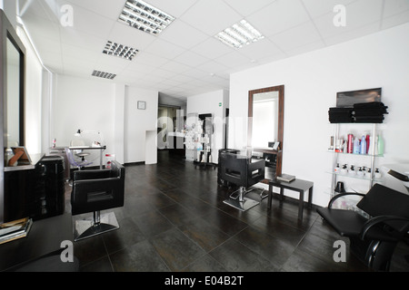 ganz neu und sehr sauber europäischen Friseursalon Stockfoto