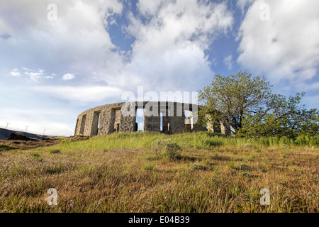 Stonehenge Replica Memorial an Maryhill Washington mit weißen Wolken blauer Himmel landschaftlich Stockfoto