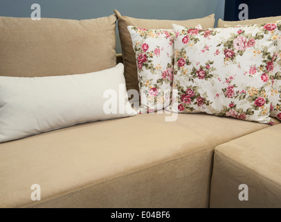 Nahaufnahme Detail Kissen auf Sofa im Wohnzimmer Stockfoto