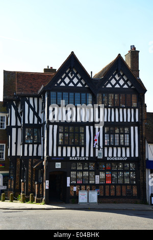 Bartons Buchhandlung in Fachwerkhaus Gebäude am Ende der Brücke und Norden Straßen, Leatherhead, Surrey, England, Vereinigtes Königreich Stockfoto