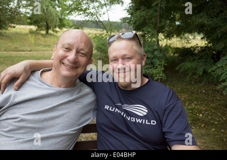 Respektvoll Schwiegersohn hat Arm um seine lebenslustige polnische Pop. Zawady Zentralpolen Stockfoto