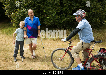 Polnischer Großvater auf Arm Krücken im Gespräch mit seinem Bike verrückten amerikanischen Schwiegersohn - drei Generationen. Zawady Zentralpolen Stockfoto