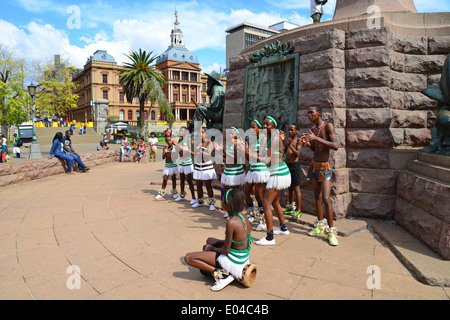 Kinder Zulu Tanz Troupe in Church Square (Kerkplein), Pretoria, Provinz Gauteng, Südafrika Stockfoto