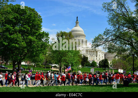 Washington DC, USA. 1. Mai 2014. Hunderte von Aktivisten März während einer Maifeiertag Pro-Immigtation Reform Demonstration Donnerstag entlang Capitol Hill und der National Mall. Mit dem Kongress Untätigkeit auf eine Überholung der Nation Einwanderungsgesetze Zielen Aktivisten nun Präsident Obama, verlangen, dass er eine umstrittene Programm zu beenden, die fast 2 Millionen Deportationen während seiner Amtszeit geführt hat.   Bildnachweis: Miguel Juarez Lugo / ZUMA Press, Inc./Alamy Live News Stockfoto