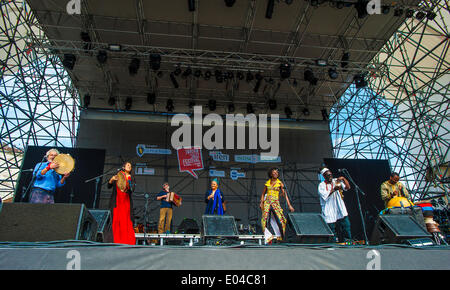 Turin, Italien. 1. Mai 2014. Piazza Castello "Torino Jazz Festival" - Taranta Nera - Salento traf Afrika Credit: wirklich Easy Star/Alamy Live News Stockfoto