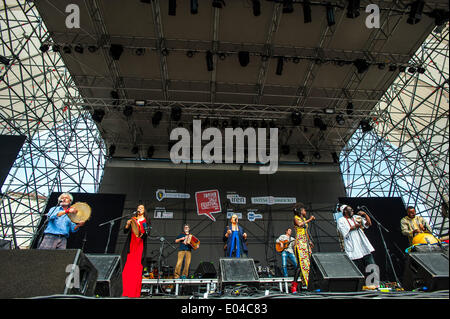 Turin, Italien. 1. Mai 2014. Piazza Castello "Torino Jazz Festival" - Taranta Nera - Salento traf Afrika Credit: wirklich Easy Star/Alamy Live News Stockfoto