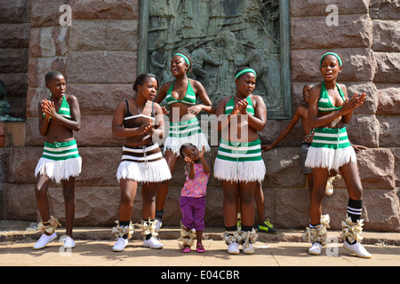 Kinder Zulu Tanz Troupe in Church Square (Kerkplein), Pretoria, Provinz Gauteng, Südafrika Stockfoto