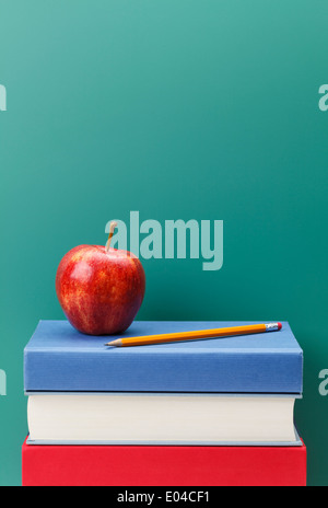 Kreide Board Apple und Bücher in einem Klassenzimmer mit Textfreiraum. Stockfoto