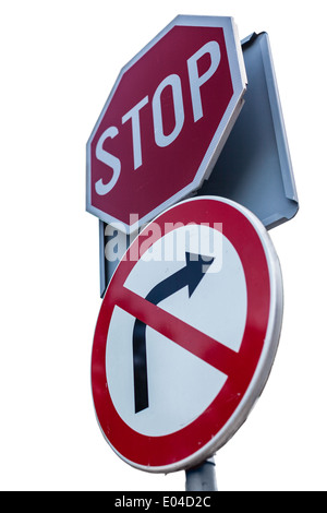 ein Stop Verkehrszeichen über eine Roadsign, die verbieten, rechts abbiegen Stockfoto