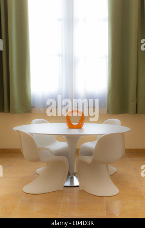 Eine sehr moderne, minimalistische und luxuriöse Möbel in ein teures Hotelzimmer Stockfoto