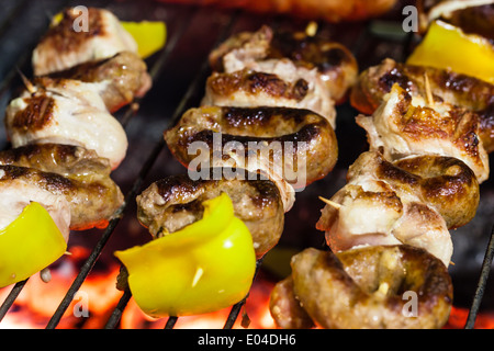 verschiedene Arten von Fleisch kochen im Freien auf einem Grill Stockfoto