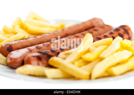 drei leckere Würstel auf einem weißen Teller mit Pommes frites Stockfoto