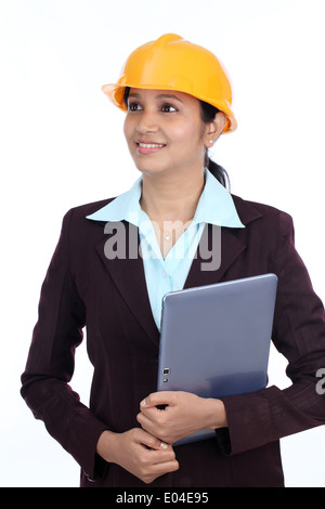 Junge indische Ingenieurin mit Tablet vor weißem Hintergrund Stockfoto