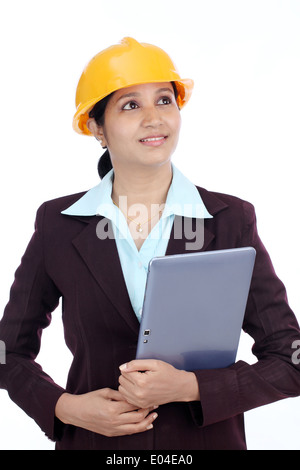 Junge indische Ingenieurin mit Tablet vor weißem Hintergrund Stockfoto