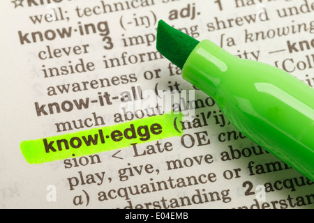Das Wort wissen im Wörterbuch mit gelben Marker Textmarker hervorgehoben. Stockfoto