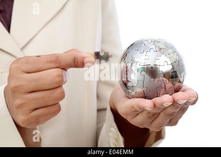 Business Frau Hand hält Jigsaw Puzzle Globus Stockfoto