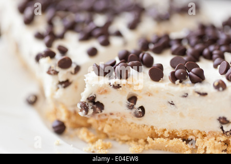 Köstliche hausgemachte Joghurt Kuchen garniert mit Schokoladenstückchen Stockfoto