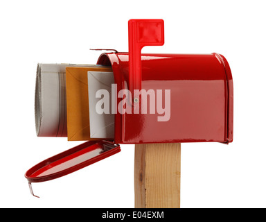 Roten Briefkasten mit Briefen und Zeitung, Isolated on White Background. Stockfoto