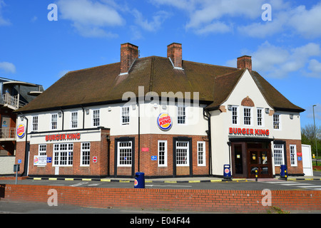 Burger King Drive-in-Fast-Food-Restaurant, The Ave, Egham, Surrey, England, Vereinigtes Königreich Stockfoto