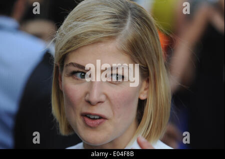 London, UK, UK. 10. Juli 2013. Rosamund Pike kommt für die Weltpremiere von "The World End" an Empire Leicester Square. © Ferdaus Shamim/ZUMA Wire/ZUMAPRESS.com/Alamy Live-Nachrichten Stockfoto