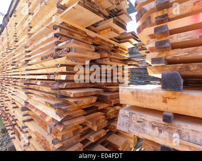 riesige Mengen von Holz / Holz gestapelt zur weiteren Verarbeitung in ein Holzlager im Emmental, Schweiz Stockfoto