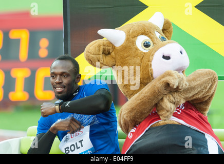 Usain Bolt (JAM) mit Maskottchen "Cooly" während die Athleten Präsentation im Zürcher Letzigrund-Stadion. Stockfoto