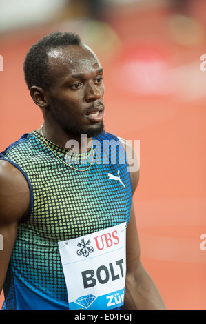 Usain Bolt (JAM) nach seinem Sieg bei der IAAF Diamond League Final 100m Rennen "Weltklasse Zürich" im Zürcher Letzigrund-Stadion Stockfoto