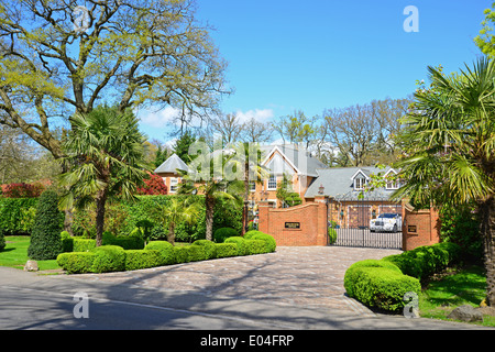 Großes freistehendes Haus, Christchurch Road, Virginia Water, Surrey, England, Vereinigtes Königreich Stockfoto