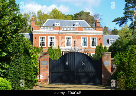 Großes freistehendes Haus, Christchurch Road, Virginia Water, Surrey, England, Vereinigtes Königreich Stockfoto