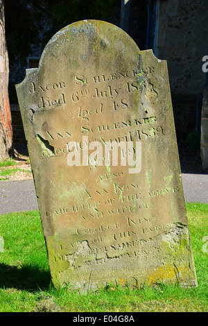 Alten Grabstein im Friedhof der Pfarrei Kirche von St Giles, Ashtead, Surrey, England, Vereinigtes Königreich Stockfoto