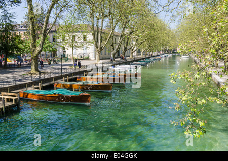 Traditionelle Holzboote festgemacht an den Bäumen gesäumten Canal du Vasse, Annecy, Haute-Savoie Rhone-Alpes, Frankreich Stockfoto