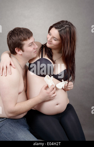 Schwangere Frau mit einem Kind Schuh, paar in der Liebe Stockfoto