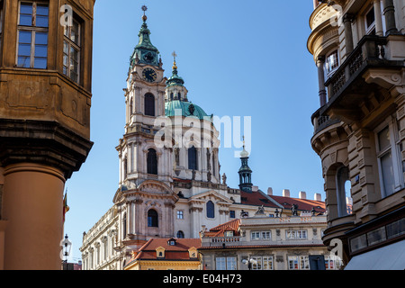 Häuser und Kirche St. Nikolaus auf der Kleinseite, Prag, Tschechien 2014 Stockfoto