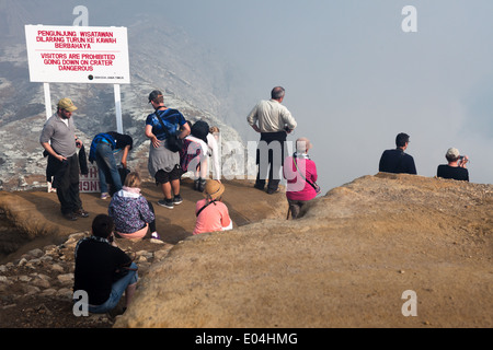 Touristen am Aussichtspunkt im Bereich der Kawah Ijen, Banyuwangi Regency, Ost-Java, Indonesien Stockfoto